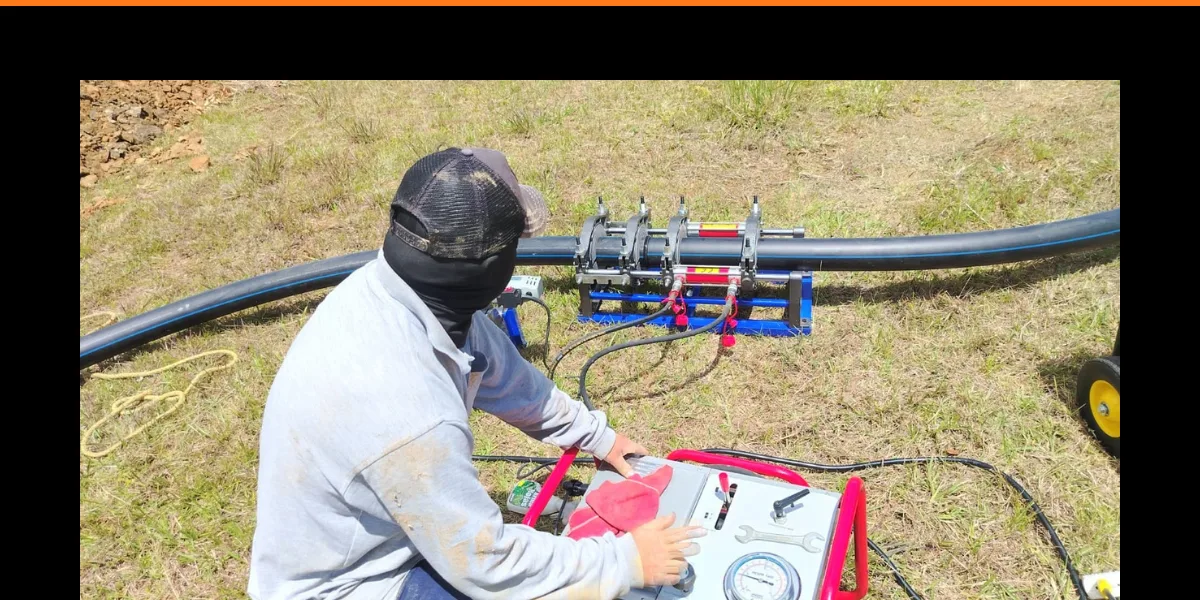 Técnico en campo realizando termofusión de tubería de acueducto